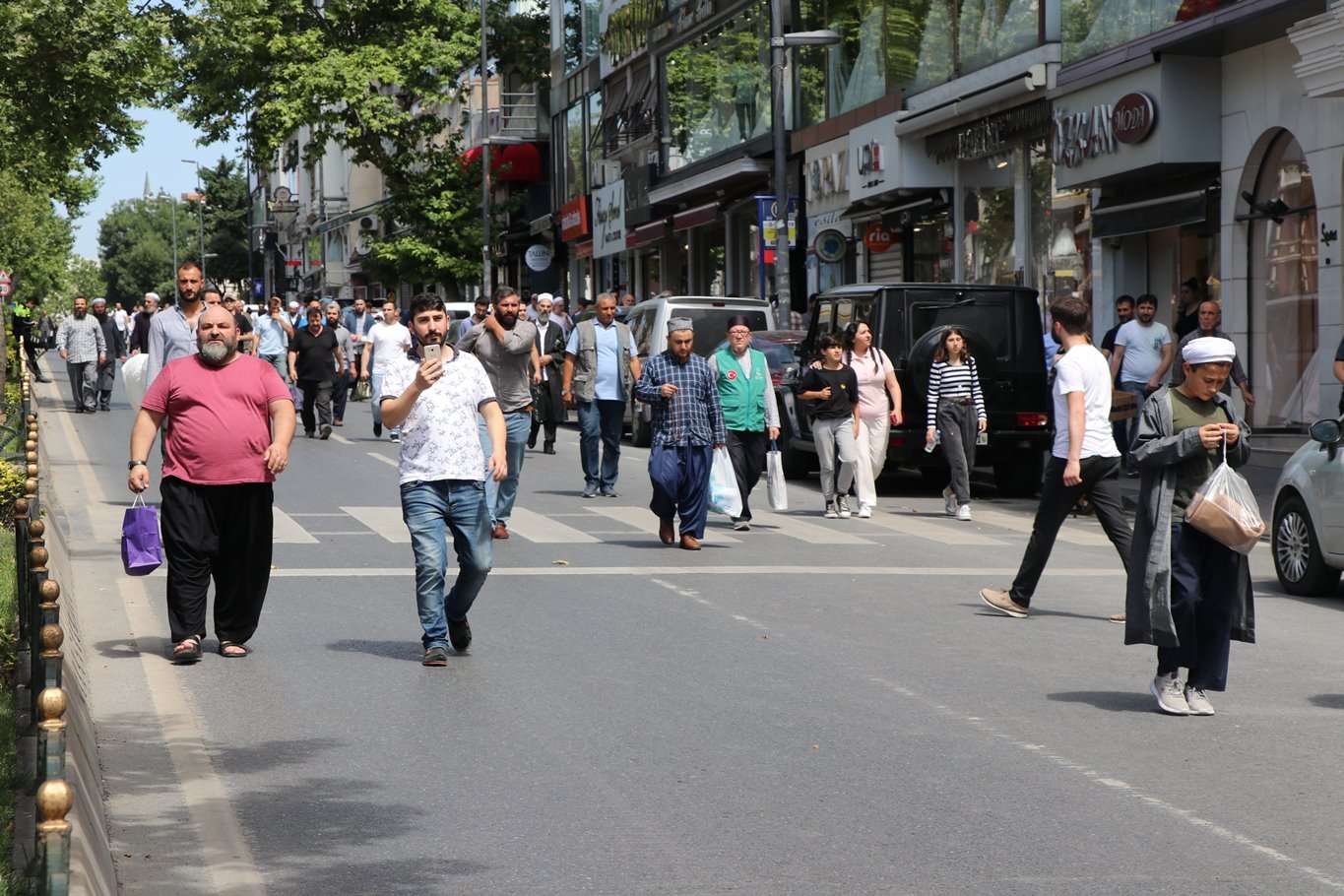 Mahmut Ustaosmanoğlu'nun cenazesi için insanlar akın akın Fatih Camii'ne yürüyor Mahmut Ustaosmanoğlu'nun cenazesi için insanlar akın akın Fatih Camii'ne yürüyor